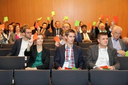 Het publiek stemt met groene en rode kaarten (foto Rob Kamminga).