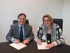 KWR CEO Wim van Vierssen and Intermediary Karin Beenen sign the Samen voor Nieuwegein contract.