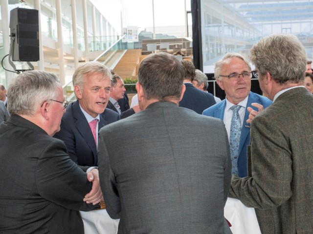 Minister Schulz van Haegen opent nieuw KWR-gebouw 14