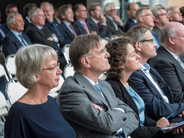 Minister Schulz van Haegen opent nieuw KWR-gebouw 2