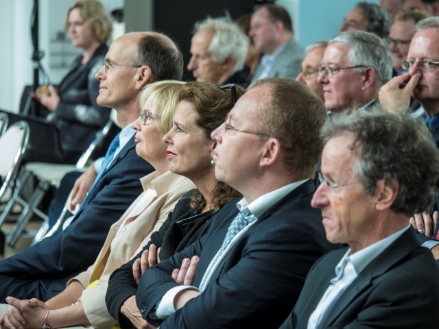 Minister Schulz van Haegen opent nieuw KWR-gebouw 6