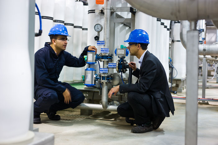 Onderzoekers bij een full-scale membraaninstallatie van Evides Industriewater.