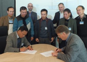 Dr. Tong Ngoc Thanh, Director General of NAWAPI, and KWR CEO Prof. Dr. W. van Vierssen sign the Letter of Support. 