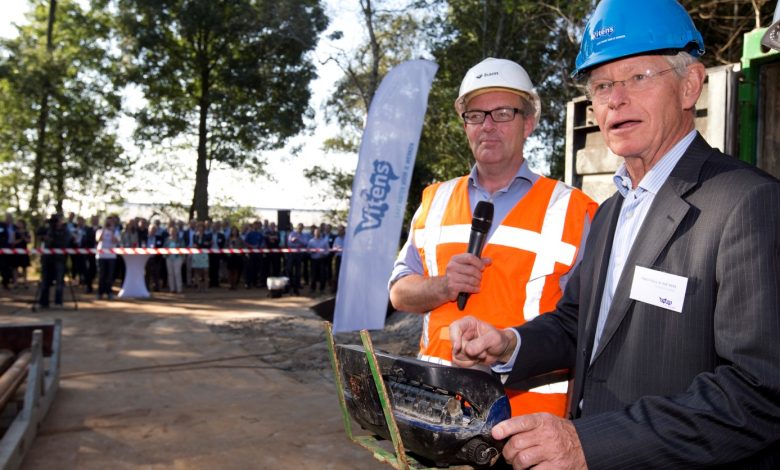 Hans Huis in ’t Veld, boegbeeld van Topsector Water, tijdens de start van de grondboring voor aanleg van de TKI Freshkeeper put op 3 oktober 2014.