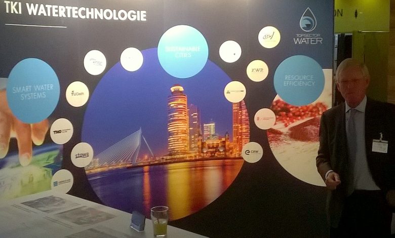 Hans Huis in ’t Veld van de Topsector Water in de stand van TKI Watertechnologie tijdens het Wetsus Congress 2015 