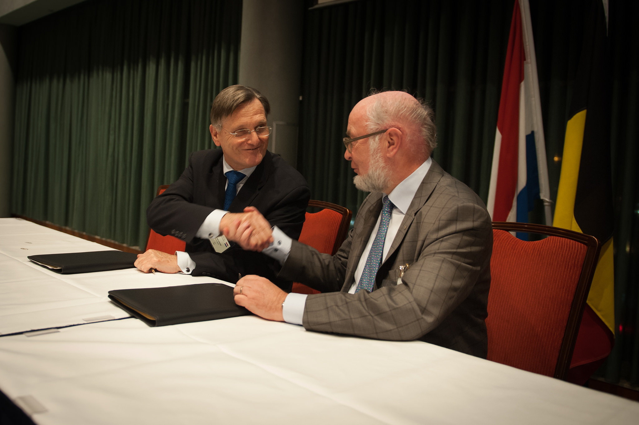 WIM VAN VIERSSEN, STATUTORY DIRECTOR OF KWH WATER B.V., AND BOUDEWIJN VAN DE STEENE, DIRECTOR-GENERAL OF DE WATERGROEP, FOLLOWING THE SIGNING OF DE WATERGROEP'S SHAREHOLDERSHIP IN KWH.