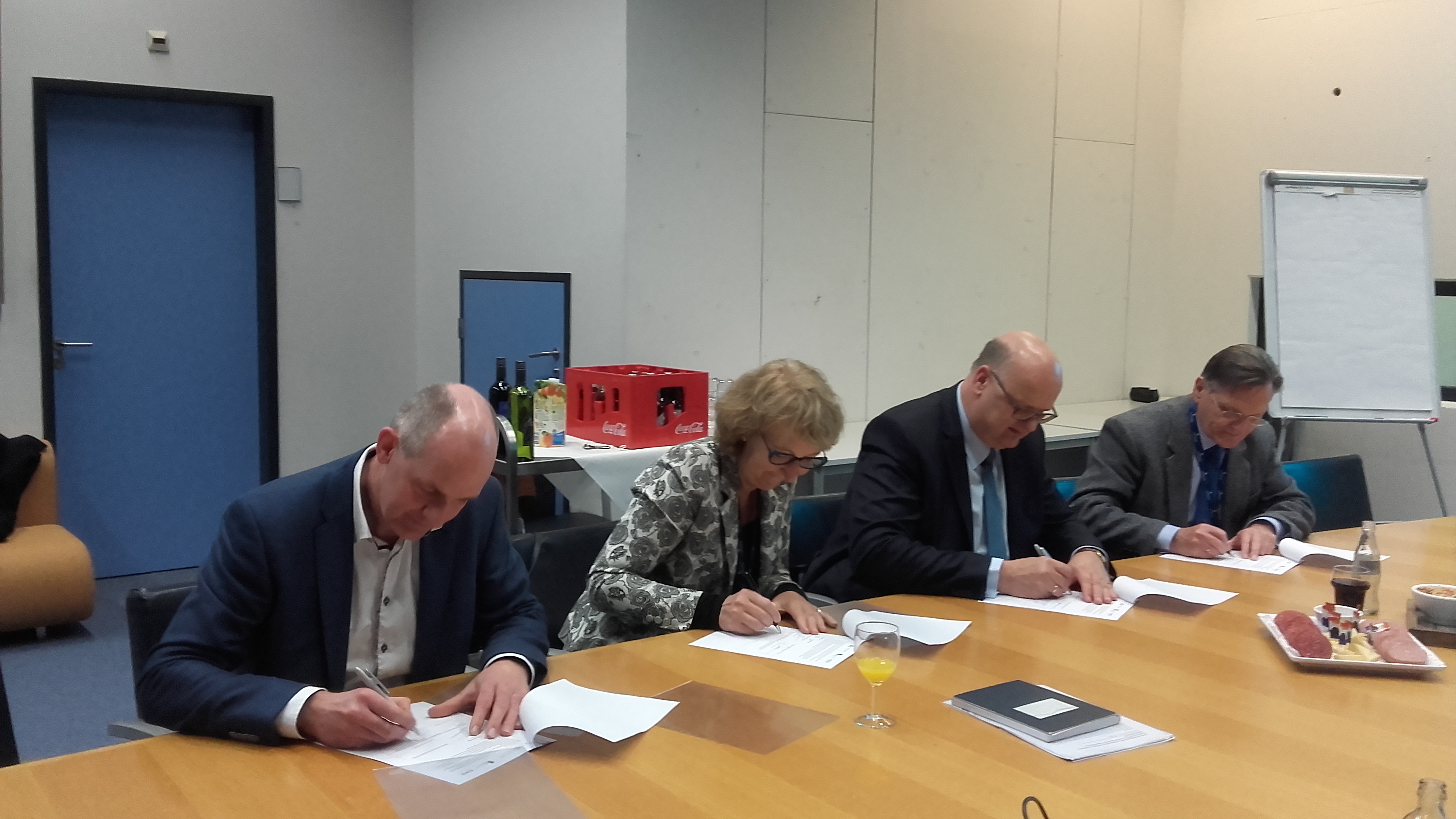 The signing establishes the foundation for a multi-annual programme of knowledge development aimed at improving the quality of water in the Netherlands.