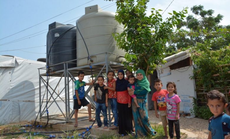 Twee keer per week worden de watertanks in dit vluchtelingenkampje bijgevuld met vrachtwagens. De vluchtelingen houden hun kampen graag netjes en onderhouden vaak ook een eigen (groenten)tuintje.