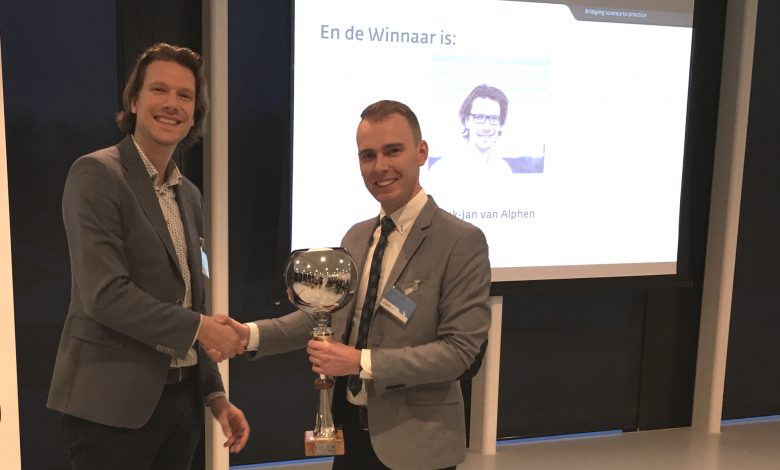 Henk-Jan van Alphen (left), after being handed the reuse trophy by quizmaster Tim van der Mast, could consider himself the ‘WiCEst person in the Benelux’.