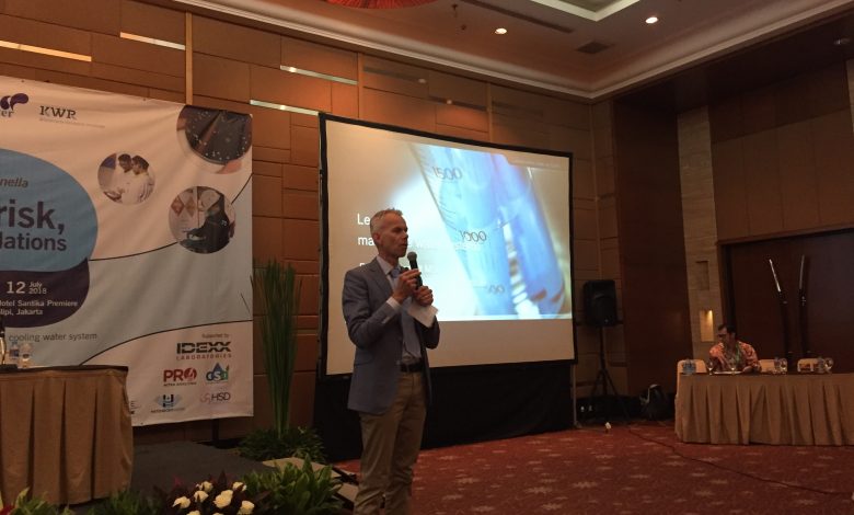 During the seminar, KWR researcher Frank Oesterholt called on the numerous Indonesian attendees present to help with the project’s execution.