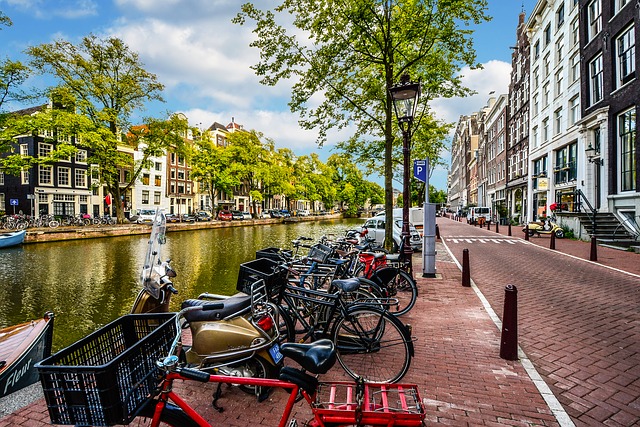 Het drinkwater neemt de temperatuur aan van de bodem waarin de leidingen liggen. De buitentemperatuur heeft invloed op de temperatuur van de bodem. Als het een langere periode warm weer is, dan zal de bovenste laag van de bodem ook warmer worden.