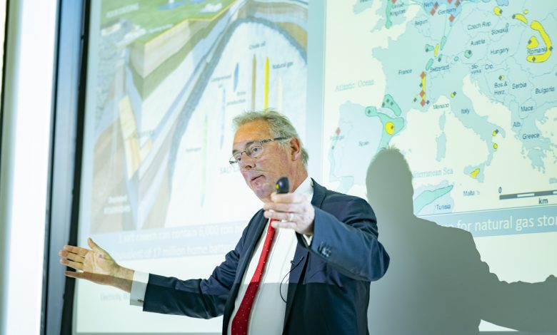 Ad van Wijk spreekt tijdens het seminar over het gedachtegoed achter W3: waterstof, warmte en water