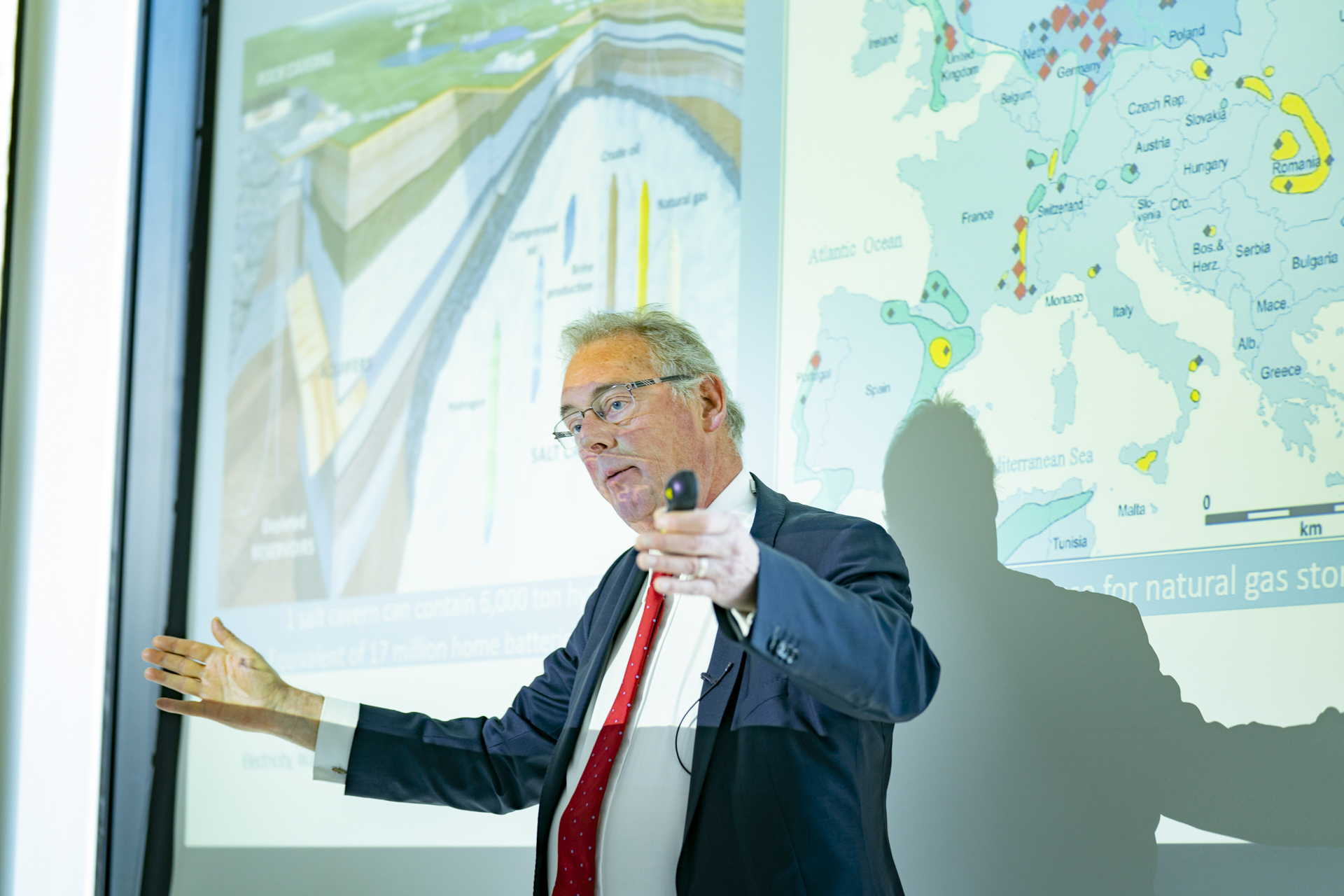 Ad van Wijk spreekt tijdens het seminar over het gedachtegoed achter W3: waterstof, warmte en water