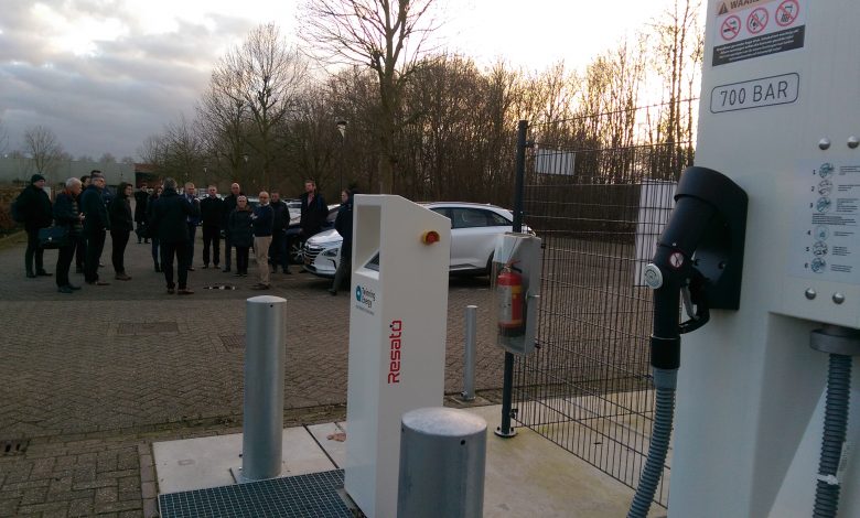 Deelnemers aan de bijeenkomst krijgen toelichting op de werking van het waterstof- en zonnepanelenpark bij KWR en Waternet