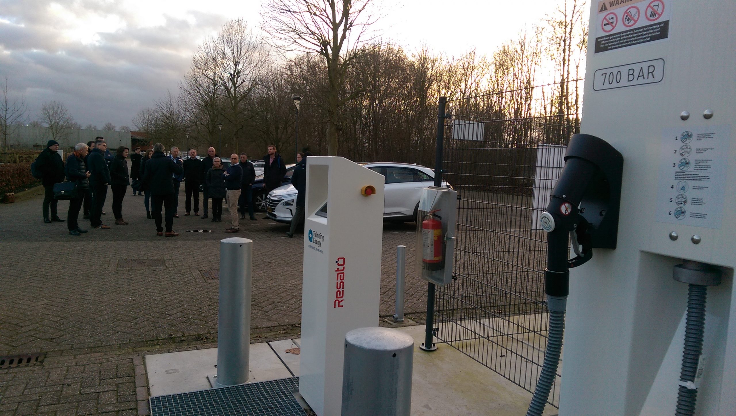 Deelnemers aan de bijeenkomst krijgen toelichting op de werking van het waterstof- en zonnepanelenpark bij KWR en Waternet