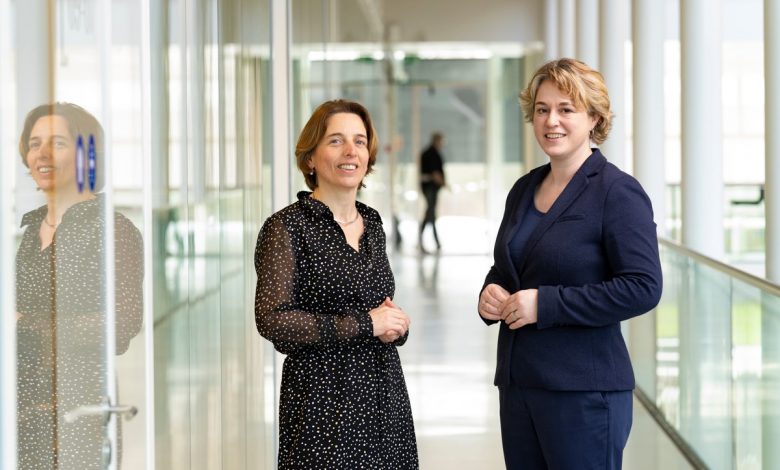 Lianne van Oord, departing member of the Sector Research Coordination Platform (left), and Anne Mathilde Hummelen, the sector research programme manager at KWR (right)