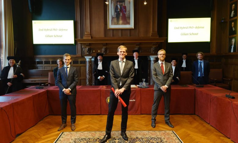 Gilian Schout (midden) na de uitreiking van zijn bul, met co-promotor Niels Hartog, rechts achter