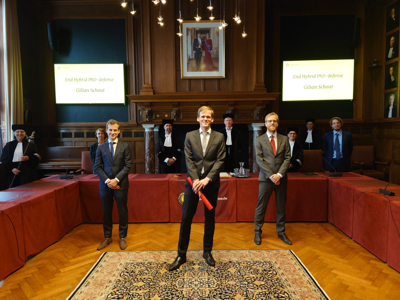 Gilian Schout (midden) na de uitreiking van zijn bul, met co-promotor Niels Hartog, rechts achter