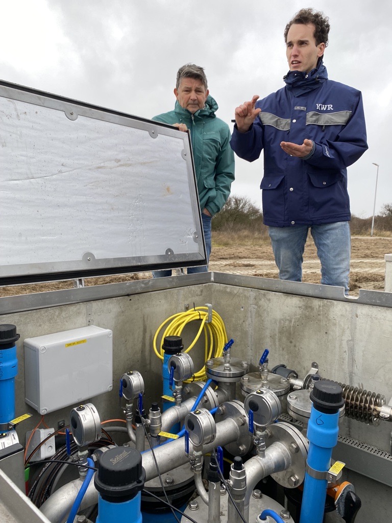 Geohydrologist Teun van Dooren (KWR) next to the abstraction well at the brackish water pilot. Brackish groundwater is abstracted from a depth of 90 to 110 meters, directly under the freshwater lens. To the left in the picture, Gertjan Zwolsman (Dunea), LIFE FRESHMAN project coordinator.