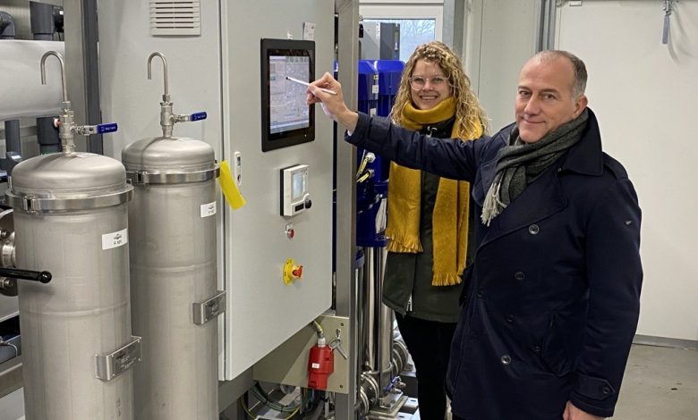 Wim Drossaert, CEO at Dunea, starts up the reverse osmosis installation which purifies the brackish groundwater into drinking water. Water technologist Franca Kramer (Dunea) leads this part of the research.