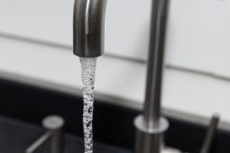 Drinkwaterbesparing bij zakelijk grootverbruikers: “We moeten het samen doen”