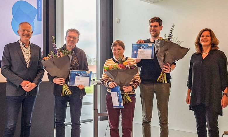 Wolter Siegers (2nd from left) and Roberta Hofman of KWR accept their H2O Award.