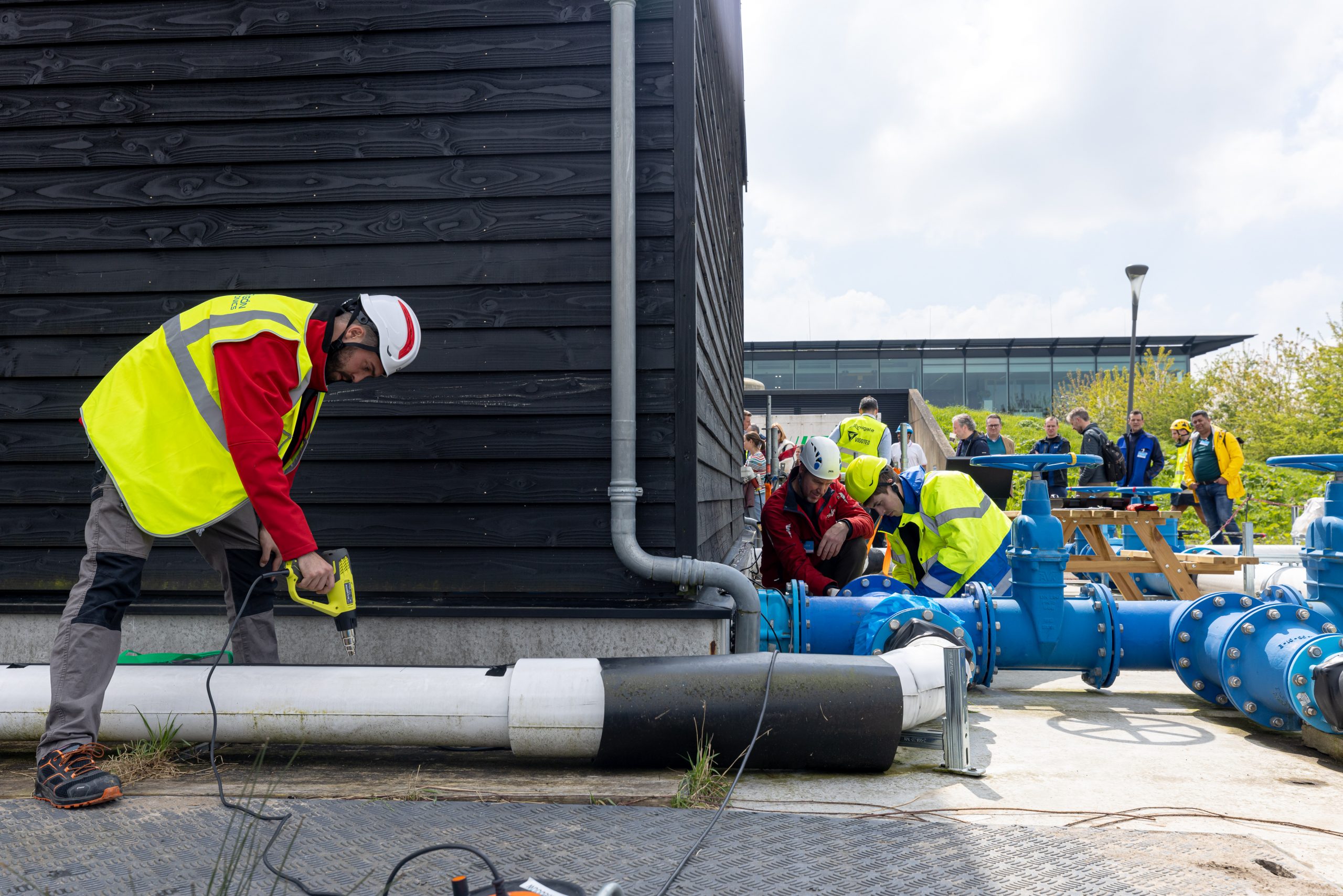 Jairo Gascón (Aragón Photonics) verwarmt een bovengronds leidingdeel van TUBES met een heteluchtpistool om te testen of de BLAST technologie van zijn bedrijf temperatuurveranderingen effectief detecteer. 