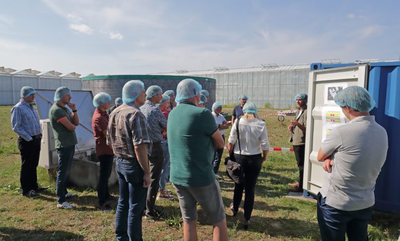 Colleague Stijn Beernink explains about the monitoring system during the tour (photo: Koppert-Cress)"