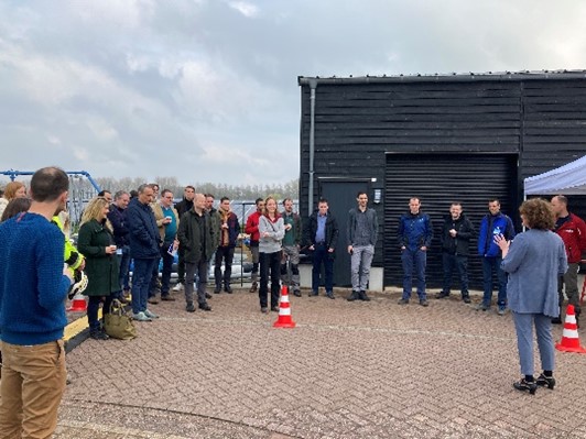 Mariëlle van der Zouwen (plaatsvervangend directeur van KWR) opent de TUBES-opstelling officieel aan het eind van een succesvolle week internationale onderzoekssamenwerking