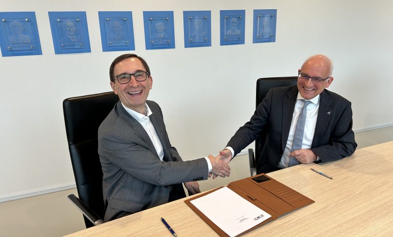 KWR-directeur Dragan Savić en RIWA-Rijn-directeur Gerard Stroomberg ondertekenen het huurcontract.
