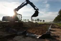 Minder stikstof in sloten door bioreactor met houtsnippers