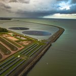 het drijvende zonnepark van PWN op de spaarbekkens in Andijk.