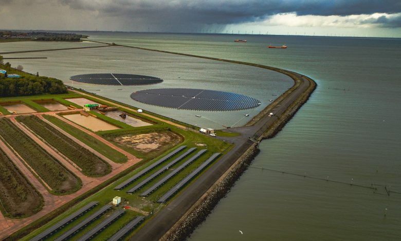 het drijvende zonnepark van PWN op de spaarbekkens in Andijk.